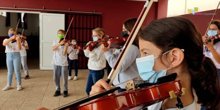 Entrevista a Laura Brito, el proyecto «Barrios Orquestados» impulsa una campaña de crowfunding para financiar instrumentos para su alumnado