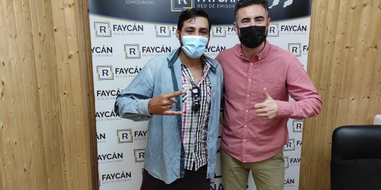 Samuel Saavedra «El Chino de la Isla» presenta su música en Radio Faycán